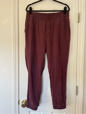 Old Navy Women’s Maroon Elastic-Waist Joggers. Large